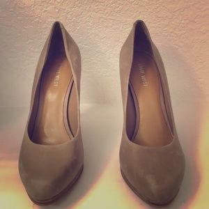 Brand new Nine West nude pumps